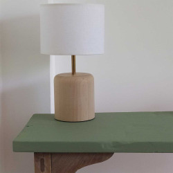 Lampe de table en bois brut fabriquée en France.